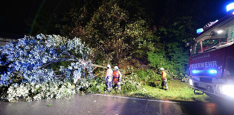 Regen, Sturm, Hagel: Unwetter in München und dem Rest Bayerns sowie in Baden-Württemberg haben Feuerwehr in Polizei in Atem gehalten.