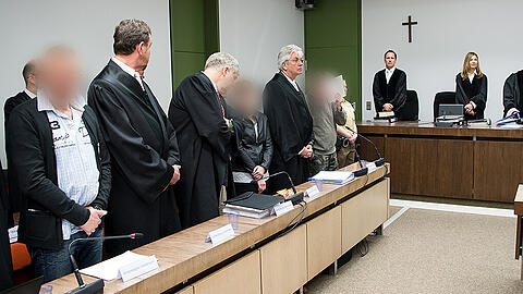 Die Angeklagten stehen im Verhandlungssaal des Münchner Oberlandesgerichts. (Archivbild)