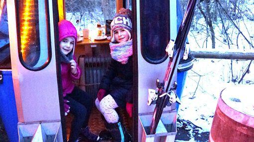 Ganz schön kalt zurzeit: Steffi und Romy wärmen sich daher in den Ski-Gondeln am Milchhäusl auf.