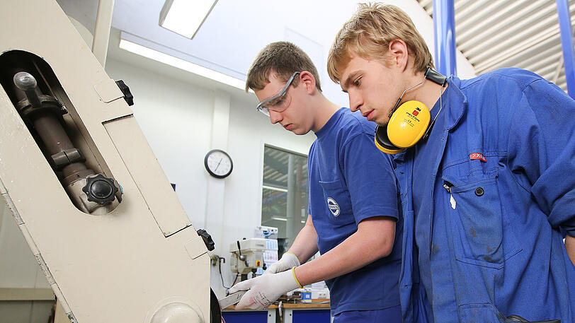 Die Zahl der Azubis in der deutschen Wirtschaft ist im vergangenen Jahr auf das Rekordtief von 1,32 Millionen gesunken.