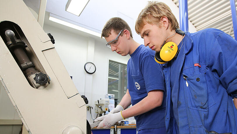 Die Zahl der Azubis in der deutschen Wirtschaft ist im vergangenen Jahr auf das Rekordtief von 1,32 Millionen gesunken. Die Zahl der Azubis in der deutschen Wirtschaft ist im vergangenen Jahr auf das Rekordtief von 1,32 Millionen gesunken.