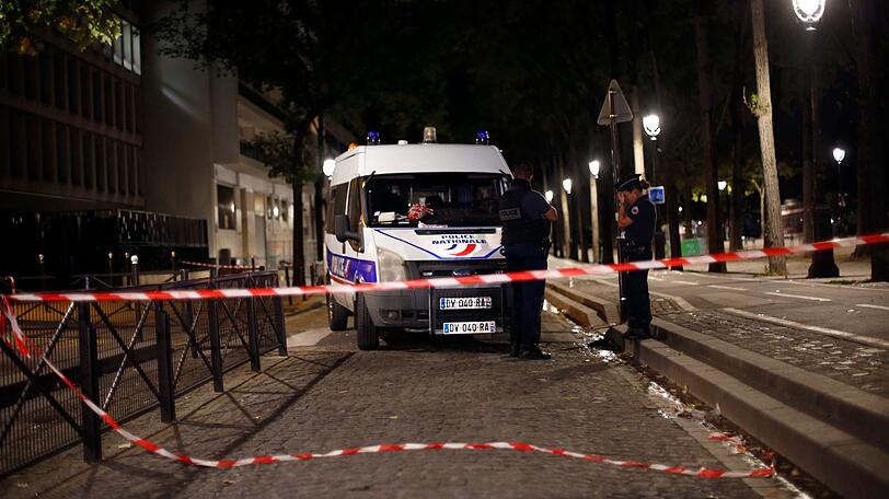 Paris: Polizeibeamte sichern den Ort eines Messerangriffs. Ein mit einem Messer bewaffneter Mann hatte wahllos auf Menschen eingestochen und dabei sieben Personen verletzt.