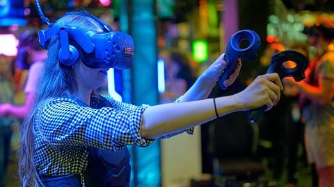 Eine Besucherin testet auf der Gamescom mit einer VR-Brille ein Computerspiel. Erstmals findet die auch international bedeutsame Messe für Computer- und Videospiele wegen der Corona-Krise ausschließlich digital statt.
