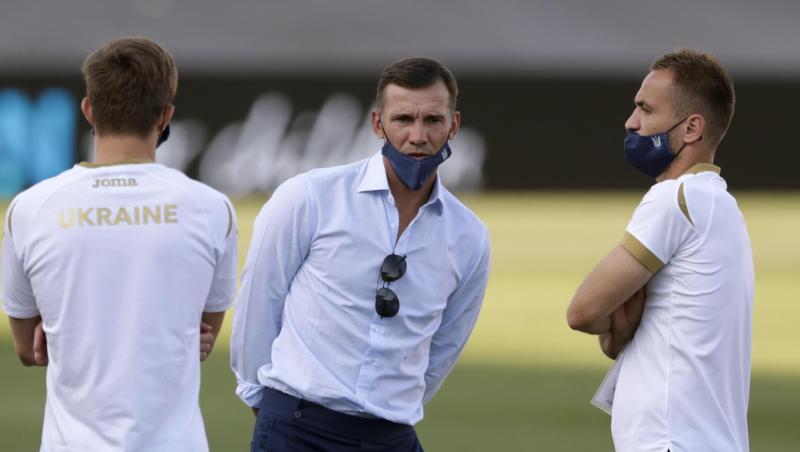 Durchlebt mit seinem Team unruhige Wochen: Ukraine-Coach Andrej Schewtschenko (M).