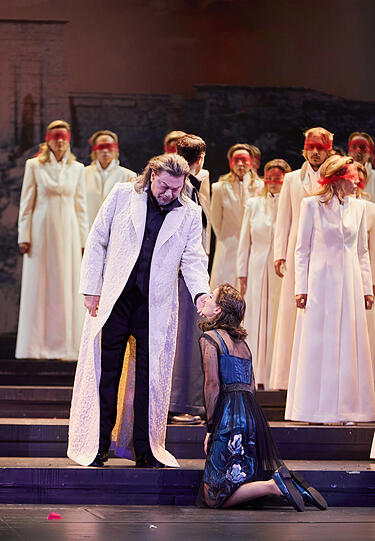 Sarastro (René Pape) mit Sophie Mitterhuber als Pamina.