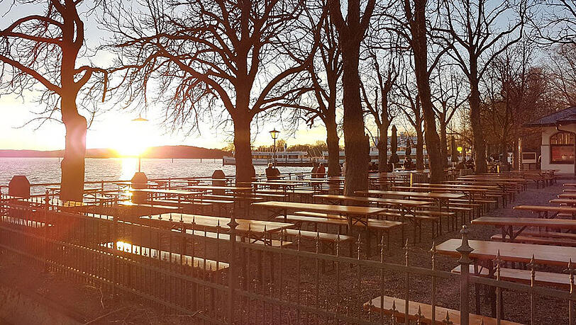 Bei sch&ouml;nem Wetter auch im Winter offen: der Biergarten des Seehauses Schreyegg in Inning mit bestem Blick auf den Ammersee.