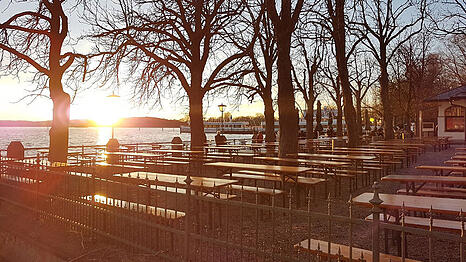 Bei sch&ouml;nem Wetter auch im Winter offen: der Biergarten des Seehauses Schreyegg in Inning mit bestem Blick auf den Ammersee.