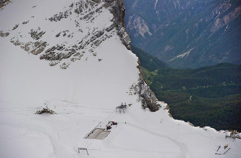 Arbeiter decken auf dem Zugspitzplatt bei Grainau den Gletscher mit einer Plane ab, um ein Abschmelzen zu verhindern. Deutschlands einziger Gletscher soll waehrend der warmen Sommermonate mit der 500 bis 600 Quadratmeter grossen Plane vor Sonne und Regen geschuetzt werden.