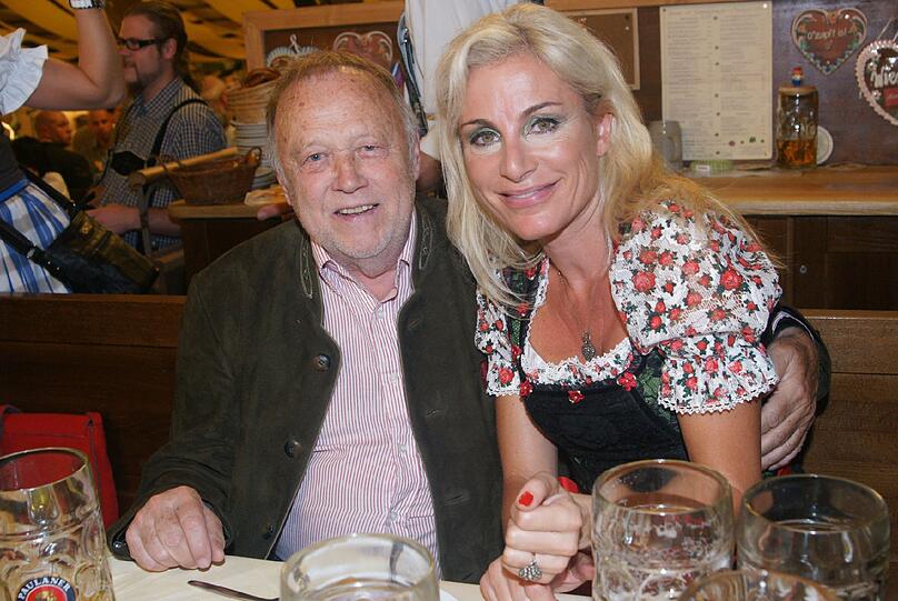Machen es sich am AZ-Stammtisch gemütlich: Meister-Regisseur Joseph Vilsmaier mit seiner Freundin Birgit Muth.