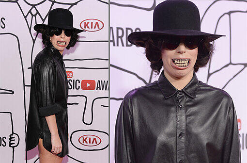 Pop-Star Lady Gaga zeigt Zähne: Der Megastar erschien bei den Youtube Awards in Los Angeles mit einem Riesen-Gebiss.