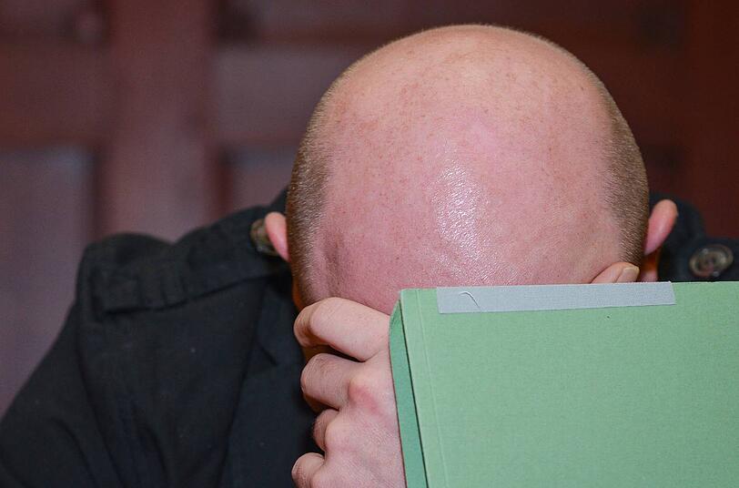 Enrico G. versteckt sich im Gericht hinter einem Aktenordner.