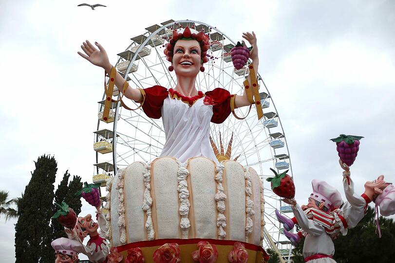 Umzüge in Nizza in Südfrankreich erinnern ein wenig an die Kölner Faschingszüge. Auch die Wägen sind ähnlich kreativ.