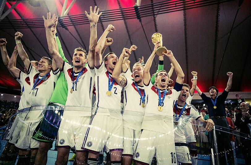 Der deutsche Fußball-Nationalspieler Philipp Lahm jubelt am 1mit seinen Teamkollegen und dem WM-Pokal über Sieg im Finale Deutschland gegen Argentinien während der Fußball-Weltmeisterschaft 2014 im Estadio do Maracana in Rio de Janeiro, Brasilien.