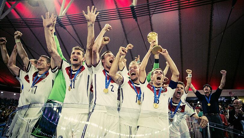 Der deutsche Fußball-Nationalspieler Philipp Lahm jubelt am 1mit seinen Teamkollegen und dem WM-Pokal über Sieg im Finale Deutschland gegen Argentinien während der Fußball-Weltmeisterschaft 2014 im Estadio do Maracana in Rio de Janeiro, Brasilien. Der deutsche Fußball-Nationalspieler Philipp Lahm jubelt am 1mit seinen Teamkollegen und dem WM-Pokal über Sieg im Finale Deutschland gegen Argentinien während der Fußball-Weltmeisterschaft 2014 im Estadio do Maracana in Rio de Janeiro, Brasilien.