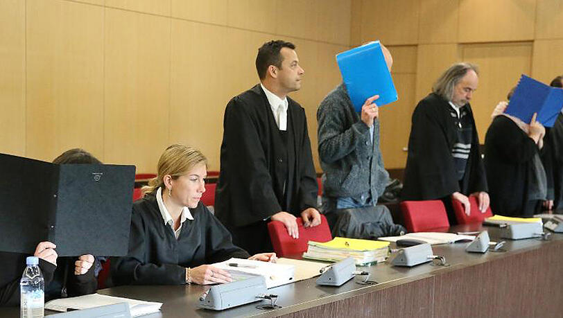 Die Angeklagten und ihre Anwälte im Landgericht Düsseldorf. Im Prozess um die Misshandlung autistischer Kinder in einer evangelischen Jugendhilfe-Einrichtung sind die Urteile gefallen. Die Angeklagten und ihre Anwälte im Landgericht Düsseldorf. Im Prozess um die Misshandlung autistischer Kinder in einer evangelischen Jugendhilfe-Einrichtung sind die Urteile gefallen.