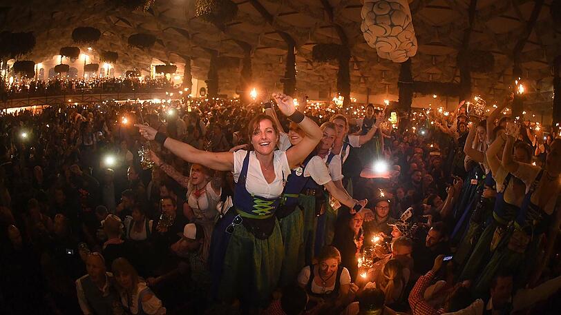 Das Oktoberfest ist vorbei - mit dem traditionellen Kehraus endete die Wiesn. Die Bilder aus dem Hofbräu-Zelt.