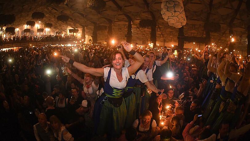 Das Oktoberfest ist vorbei - mit dem traditionellen Kehraus endete die Wiesn. Die Bilder aus dem Hofbräu-Zelt. Das Oktoberfest ist vorbei - mit dem traditionellen Kehraus endete die Wiesn. Die Bilder aus dem Hofbräu-Zelt.