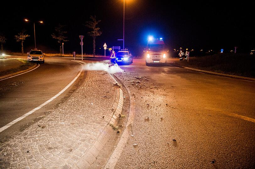 Ein 47-Jähriger flüchtet mit seinem Mercedes CLA vor einer Polizeikontrolle, übersieht einen Kreisverkehr und wird rund 40 Meter durch die Luft geschleudert. Die Bilder vom Einsatz