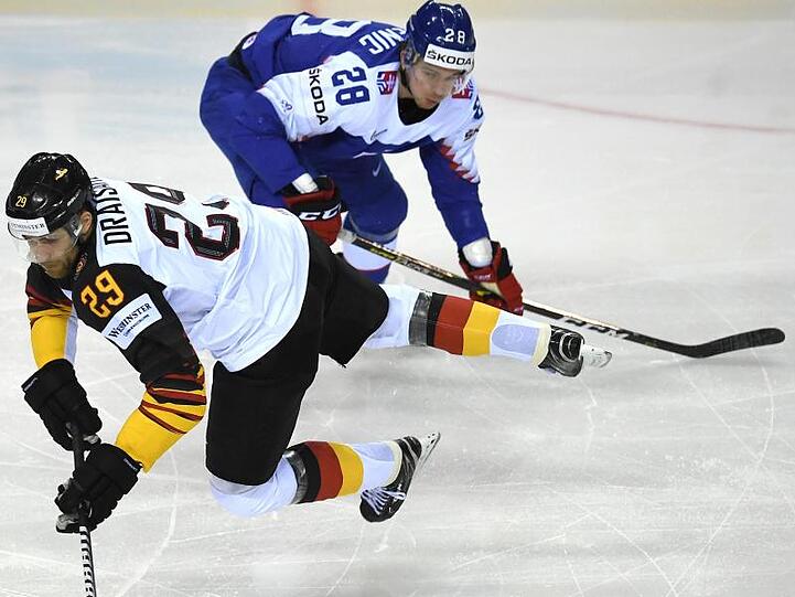 DEB-Star Leon Draisaitl (l) beim Duell mit dem Slowaken Marian Studenic.