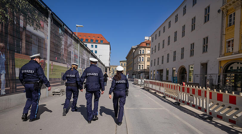Die Polizei kontrolliert die Einhaltung der Corona-Regeln. (Symbolbild)