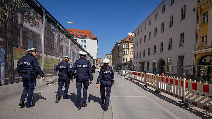 In 75 Fällen waren die Beamten wegen Verstößen gegen die geltende Ausgangssperre gefordert. (Symbolbild)