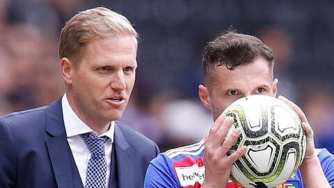 Trainer Marc Schneider (l) spricht.