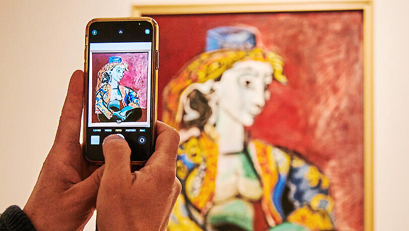 Hier fotografiert ein Besucher "Jacqueline en costume turc" von Pablo Picasso aus dem Jahr 1955. Posten hätte er das Bild nicht dürfen - Picasso starb nämlich erst 1973. Hier fotografiert ein Besucher "Jacqueline en costume turc" von Pablo Picasso aus dem Jahr 1955. Posten hätte er das Bild nicht dürfen - Picasso starb nämlich erst 1973.