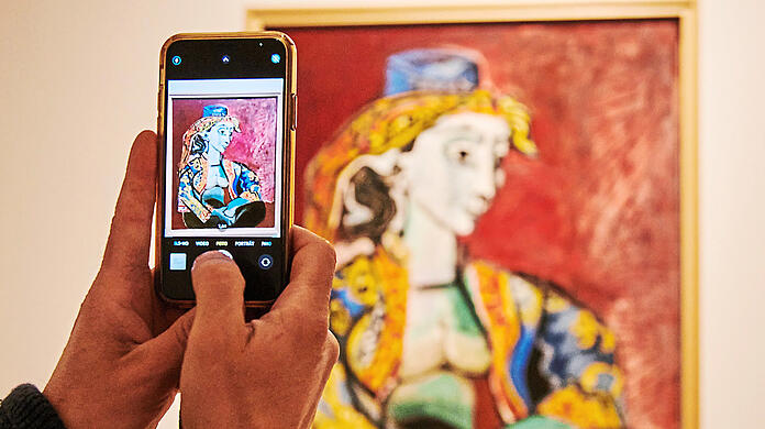 Hier fotografiert ein Besucher "Jacqueline en costume turc" von Pablo Picasso aus dem Jahr 1955. Posten hätte er das Bild nicht dürfen - Picasso starb nämlich erst 1973.