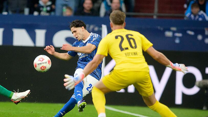 Der starke Schalker El-Faouzi scheitert knapp.
