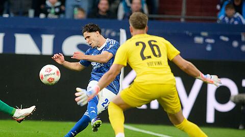 Der starke Schalker El-Faouzi scheitert knapp.