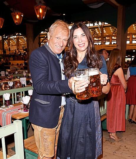 Prost! Gerhard Leinauer und Alexandra Polzin. Prost! Gerhard Leinauer und Alexandra Polzin.