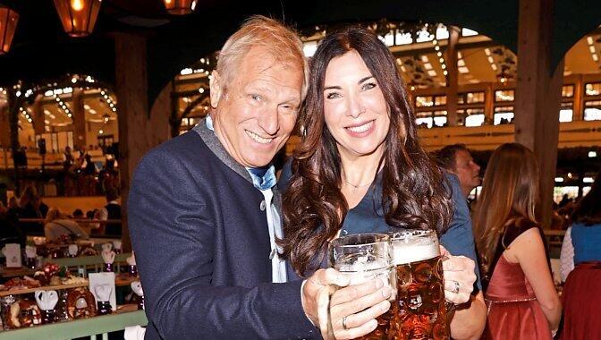 Prost! Gerhard Leinauer und Alexandra Polzin. Prost! Gerhard Leinauer und Alexandra Polzin.