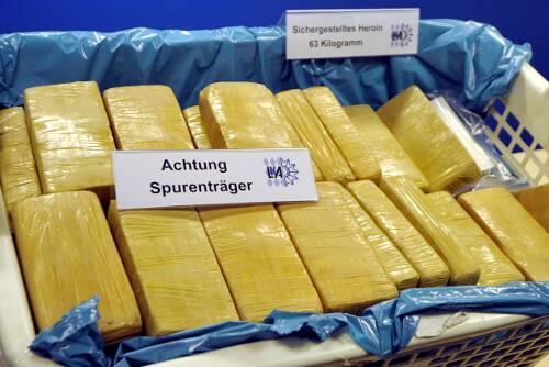 Ein Wäschekorb voll Rauschgift: So präsentierte das Landeskriminalamt in München den Heroinfund.