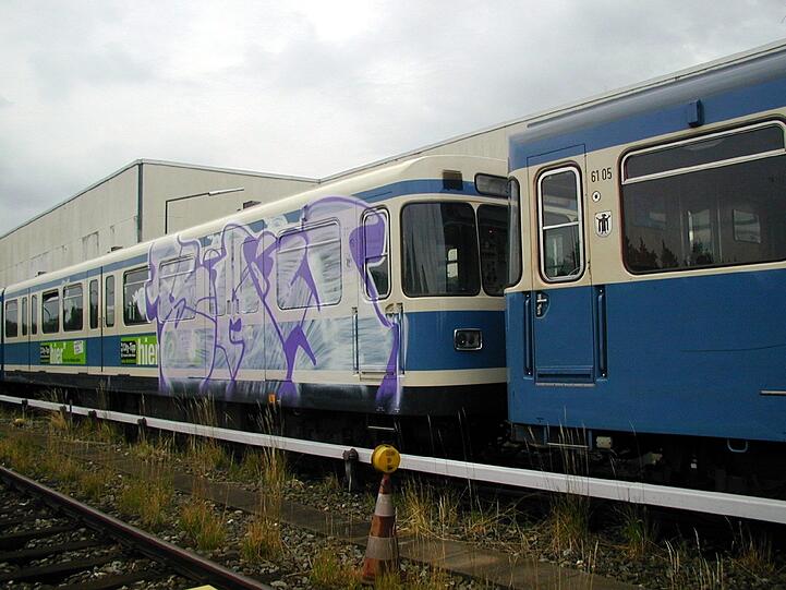 Für manche Kunst für viele Vandalimsus: Eine U-Bahn wurde mit Graffiti "verschönert". Bei der MVG entstehen jedes Jahr Millionenschäden durch ZErstörungs-Wut. (Symbolbild)