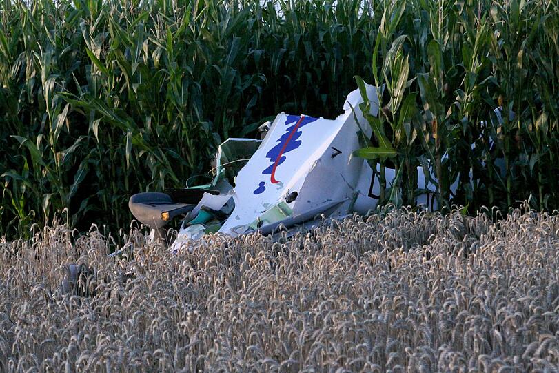 Das Wrack eines Ultraleichtflugzeugs vom Typ Sting liegt am Dienstag (02.08.11) in einem Maisfeld nahe Endzell im Landkreis Ansbach