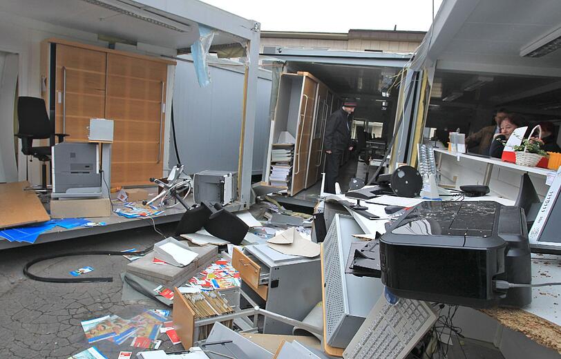 Im Innern des Bürocontainers herrscht Chaos. Eine Büroangestellte wurde leicht an der Schulter verletzt.
