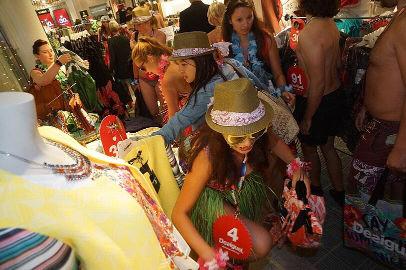 Die Bilder vom Unterwäsche-Shopping in der Neuhauser Straße.