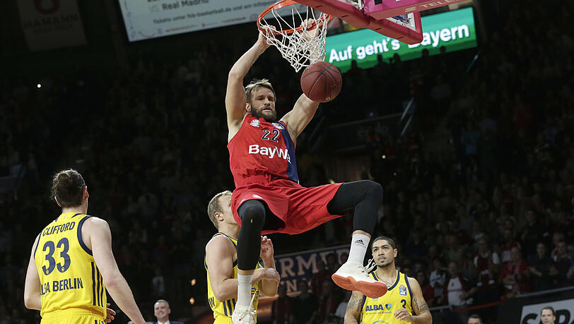 Sieg im Topduell: Danilo Barthel, Kapitän der Bayern-Basketballer, in Aktion (oben). Als Zuschauer dabei: Bayern-Präsident Uli Hoeneß (l.). Sieg im Topduell: Danilo Barthel, Kapitän der Bayern-Basketballer, in Aktion (oben). Als Zuschauer dabei: Bayern-Präsident Uli Hoeneß (l.).