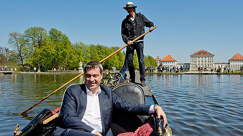 Minister Markus Söder lässt sich von Gondoliere Maximilian Koch fahren.