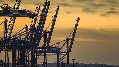 Ein Containerschiff verlässt die Terminals im Hamburger Hafen.