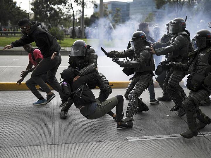 Die Polizei greift sich in Bogota einen Demonstranten.