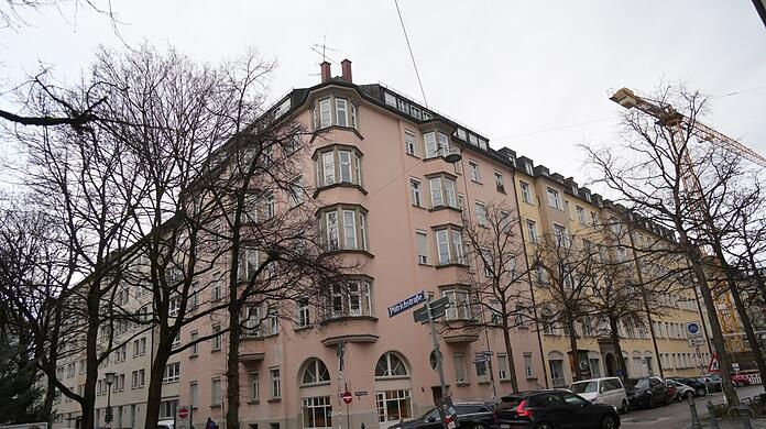 Das St.-Josefsheim am Preysingplatz in Haidhausen ist seit 1930 ein Mehrgenerationenhaus, in dem Heimkinder und Alte unter einem Dach leben. Ende Februar 2024 wird das Pflegeheim geschlossen, der St. Josefsverein musste daraufhin Insolvenz anmelden.