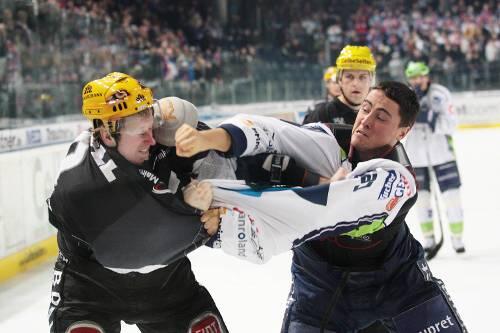 Handfester Austausch von Argumenten: David Cespiva mit einer gestochenen rechten Geraden gegen Ex-Tiger Lasse Kopitz (links).