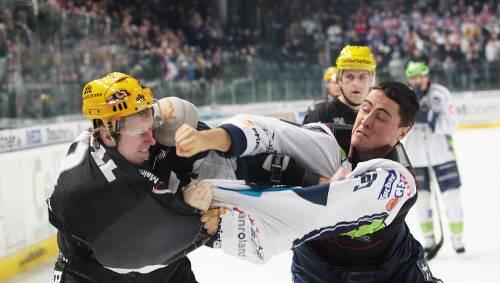 Handfester Austausch von Argumenten: David Cespiva mit einer gestochenen rechten Geraden gegen Ex-Tiger Lasse Kopitz (links). Handfester Austausch von Argumenten: David Cespiva mit einer gestochenen rechten Geraden gegen Ex-Tiger Lasse Kopitz (links).