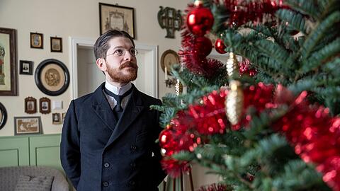 Mit Genugtuung mustert Valerio Bonanno seinen Weihnachtsbaum im Wohnzimmer seiner im Stil von 1900 eingerichteten Wohnung.
