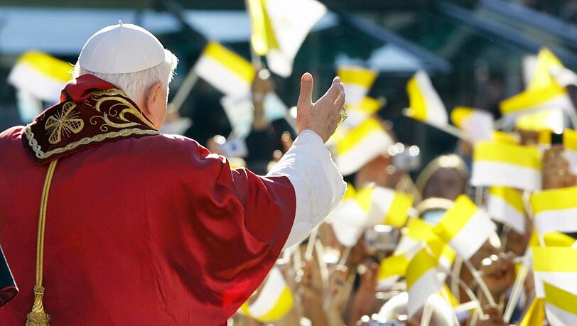 Auf dem Münchner Marienplatz jubelten zahlreiche Gläubige dem Papst aus Bayern zu. (Archivbild) Auf dem Münchner Marienplatz jubelten zahlreiche Gläubige dem Papst aus Bayern zu. (Archivbild)