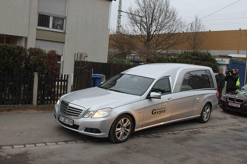Nur 33 Jahre alt wurde Rashid S., seine eigenen Ehefrau Caroline (56) hat ihn getötet &ndash; hier fährt der Bestatter vor dem Haus weg.