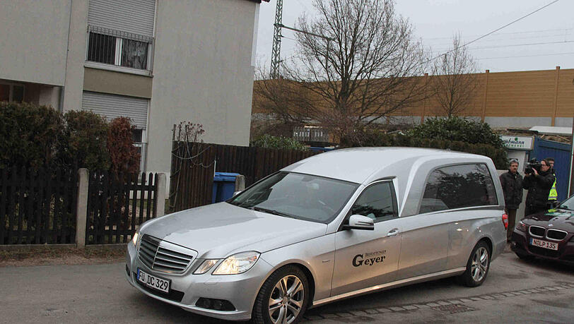 Nur 33 Jahre alt wurde Rashid S., seine eigenen Ehefrau Caroline (56) hat ihn getötet – hier fährt der Bestatter vor dem Haus weg. Nur 33 Jahre alt wurde Rashid S., seine eigenen Ehefrau Caroline (56) hat ihn getötet – hier fährt der Bestatter vor dem Haus weg.