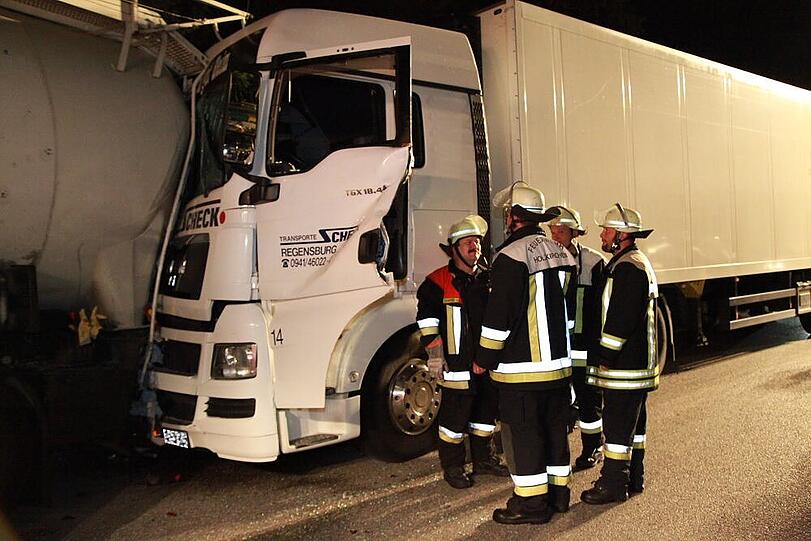 Crash auf dem Autobahnparkplatz an der A8: Ein Sattelzug rammt einen parkenden LWK - der Fahrer muss von der Feuerwehr gerettet werden.