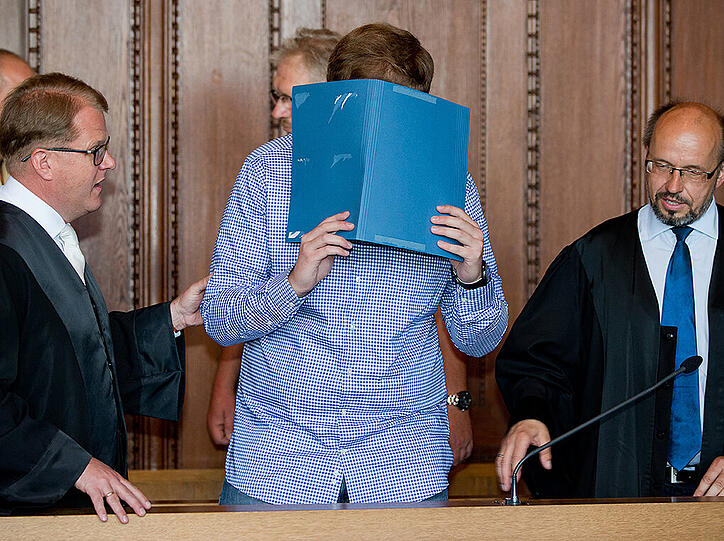 Der wegen versuchten Mordes verurteilte Matthias V. zu Prozessbeginn am 07.07.2015 im Landgericht Nürnberg-Fürth neben seinen Verteidigern Jan Bockemühl (l) und Inigo Schmitt-Reinholtz.